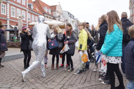 mobile mirrors performance af Lilibeth Cuenca Rasmussen