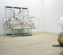 Antisocial Sculpturam 2013 Skulptur i hvid og sort beton, stålwire, spejle, glassokler, gips, voks, filt, kobberplade, aluminiumsgitre, Bjørn Nørgaard